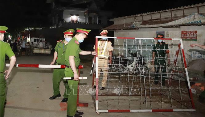 Trong ảnh: Lực lượng chức năng lập chốt kiểm soát tại Ngã 3 thôn Báo Văn 1, xã Đồng Văn, huyện Yên Lạc. Ảnh: Hoàng Hùng - TTXVN
