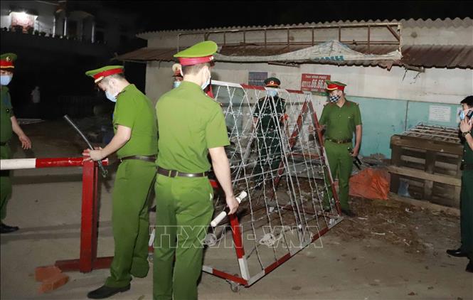 Trong ảnh: Lực lượng chức năng lập chốt kiểm soát tại Ngã 3 thôn Báo Văn 1, xã Đồng Văn, huyện Yên Lạc. Ảnh: Hoàng Hùng - TTXVN