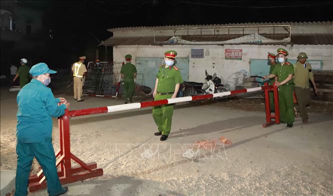 Trong ảnh: Lực lượng chức năng lập chốt kiểm soát tại Ngã 3 thôn Báo Văn 1, xã Đồng Văn, huyện Yên Lạc. Ảnh: Hoàng Hùng - TTXVN