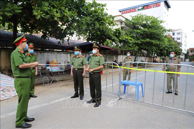 Trong ảnh: Khu dân cư thuộc tổ 4 (phường Tân An) có khoảng 71 hộ, 239 nhân khẩu hiện đang sinh sống. Việc lập chốt chặn nhằm hạn chế tối đa người dân ra vào khu vực trên để bảo vệ sức khỏe cho ngươi dân cũng như khoanh vùng và hạn chế nguy cơ lây nhiễm dịch bệnh Covid-19. Ảnh: Tuấn Anh-TTXVN