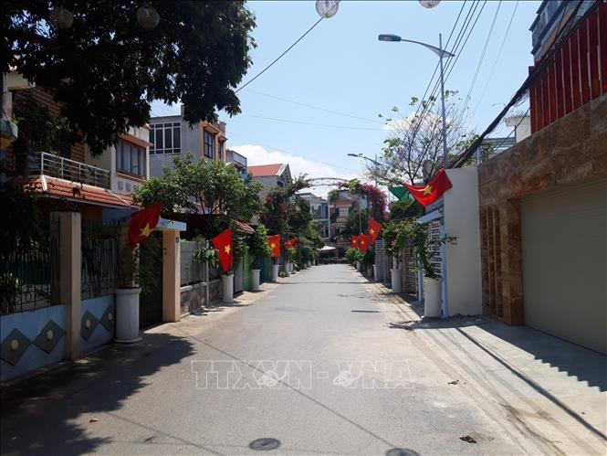 Đường trong khu dân cư luôn vắng vẻ, mọi gia đình đều đóng cửa ở trong nhà. Ảnh: Tuấn Anh-TTXVN