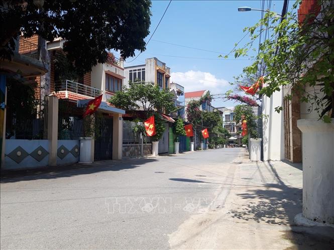 Đường trong khu dân cư luôn vắng vẻ, mọi gia đình đều đóng cửa ở trong nhà. Ảnh: Tuấn Anh-TTXVN