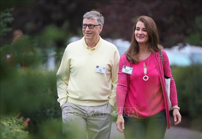 Trong ảnh (tư liệu): Tỷ phú Mỹ Bill Gates (trái), Chủ tịch kiêm nhà đồng sáng lập Tập đoàn công nghệ Microsoft cùng vợ là bà Melinda tại một sự kiện ở Sun Valley, Idaho ngày 11/7/2015. Ảnh: AFP/TTXVN