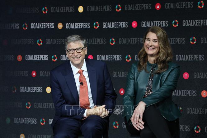 Trong ảnh (tư liệu): Tỷ phú Mỹ Bill Gates (trái), Chủ tịch kiêm nhà đồng sáng lập Tập đoàn công nghệ Microsoft cùng vợ là bà Melinda tại một sự kiện ở New York, ngày 26/9/2018. Ảnh: AFP/TTXVN