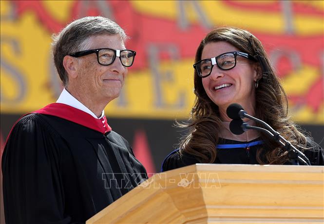 Trong ảnh (tư liệu): Tỷ phú Mỹ Bill Gates (trái), Chủ tịch kiêm nhà đồng sáng lập Tập đoàn công nghệ Microsoft cùng vợ là bà Melinda tại một sự kiện ở Stanford, California, ngày 14/6/2014. Ảnh: AFP/TTXVN