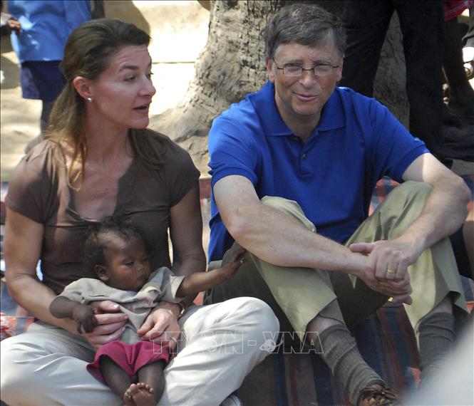 Trong ảnh (tư liệu): Tỷ phú Mỹ Bill Gates (phải), Chủ tịch kiêm nhà đồng sáng lập Tập đoàn công nghệ Microsoft cùng vợ là bà Melinda trong chuyến thăm một ngôi làng ở huyện Patna, bang Bihar, Ấn Độ ngày 23/3/2011. Ảnh: AFP/TTXVN
