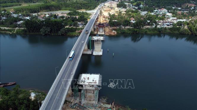 Trong ảnh: Thi công cầu Tuần tại gói thầu số 9 trên địa bàn thị xã Hương Trà (Thừa Thiên Huế). Ảnh: Huy Hùng - TTXVN