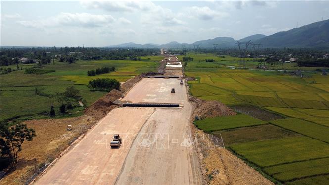 Trong ảnh: Thi công phần nền đường tại gói thầu số 5 trên địa bàn tỉnh Thừa Thiên Huế. Ảnh: Huy Hùng - TTXVN