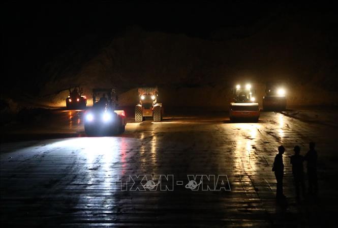 Trong ảnh: Thi công buổi tối để đảm bảo kịp tiến độ tại gói thầu số 3 trên địa bàn huyện Hải Lăng (Quảng Trị). Ảnh: Huy Hùng - TTXVN