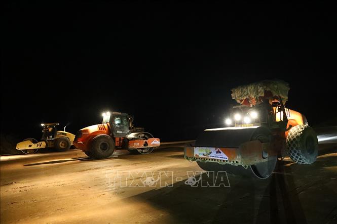 Trong ảnh:Tổng công ty 319 thi công ban đêm tại gói thầu số 3 trên địa bàn huyện Hải Lăng, Quảng Trị. Ảnh: Huy Hùng - TTXVN