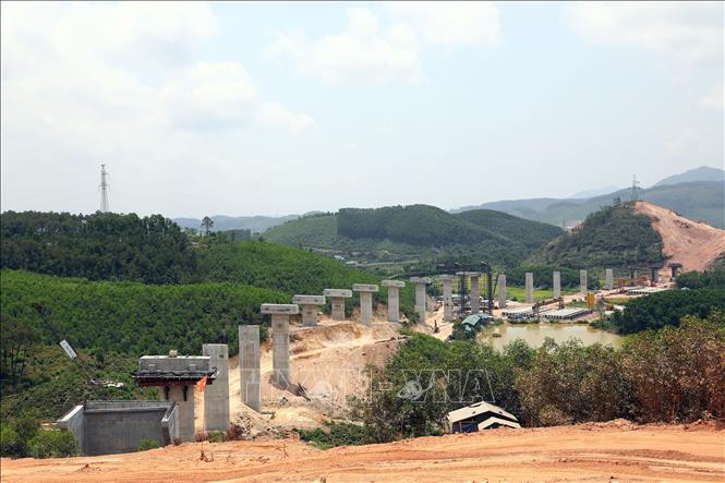 Hệ thống trụ cầu vượt ở phường Hương An, thị xã Hương Trà (Thừa Thiên-Huế) đã hoàn thành. Ảnh: Huy Hùng - TTXVN