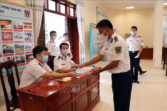 Trong ảnh: Cán bộ, chiến sĩ lấy phiếu bầu tại Trụ sở Cảnh sát biển Vùng 3. Ảnh:  Đoàn Mạnh Dương-TTXVN  