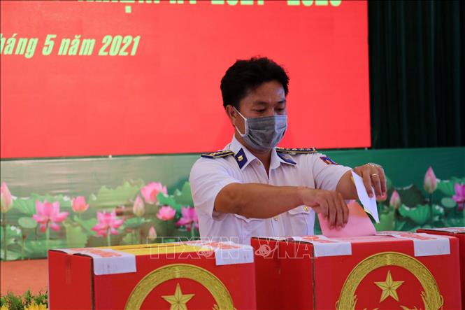 Trong ảnh: Cán bộ, chiến sĩ bỏ phiếu bầu tại Trụ sở Cảnh sát biển Vùng 3. Ảnh:  Đoàn Mạnh Dương-TTXVN 