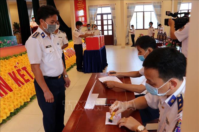 Trong ảnh: Đóng dấu xác nhận cử tri đã bỏ phiếu tại Trụ sở Cảnh sát biển Vùng 3. Ảnh:  Đoàn Mạnh Dương-TTXVN 