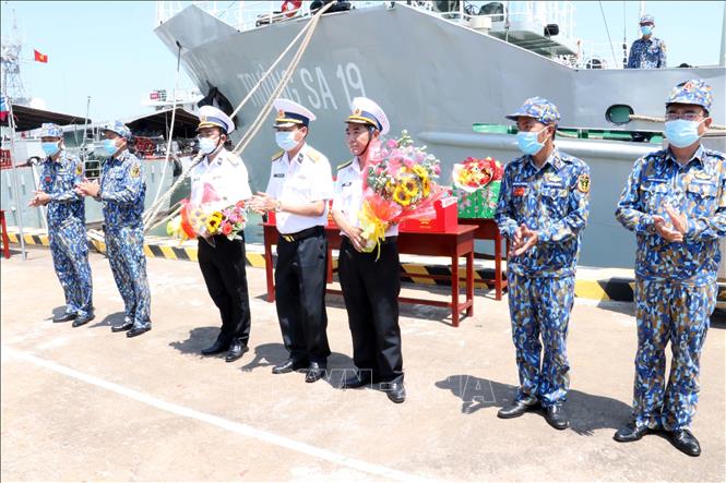 Trong ảnh: Lãnh đạo Vùng 2 Hải quân tặng quà, động viên đoàn công tác. Ảnh:  Đoàn Mạnh Dương-TTXVN   