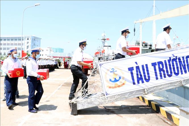 Trong ảnh: Đưa các hòm phiếu lên tàu thực hiện công tác bầu cử sớm trên biển. Ảnh:  Đoàn Mạnh Dương-TTXVN  