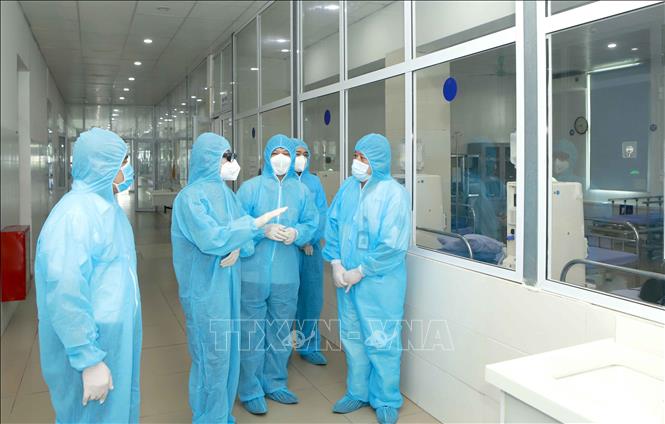 Trong ảnh: Bí thư Tỉnh ủy Vĩnh Phúc Hoàng Thị Thúy Lan (thứ 2 từ trái sang) chỉ đạo công tác phòng chống dịch COVID -19 tại bệnh viện. Ảnh: Hoàng Hùng - TTXVN