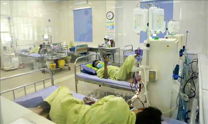 Trong ảnh: Những bệnh nhân khoa Thận - Tiết niệu đang cách ly y tế tại bệnh viện. Ảnh: Hoàng Hùng - TTXVN