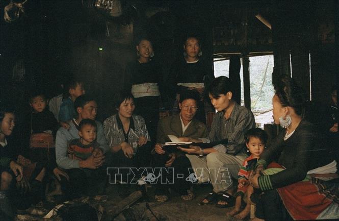 Trong ảnh: Cán bộ tín dụng Ngân hàng Nông nghiệp & Phát triển nông thôn huyện Bắc Yên, Sơn La cùng với tổ trưởng tổ vay vốn bản Tà Sùa A, xã Tà Sùa kiểm tra số dư của các hộ vay vốn để phát triển sản xuất (2001). Ảnh: Phùng Triệu – TTXVN