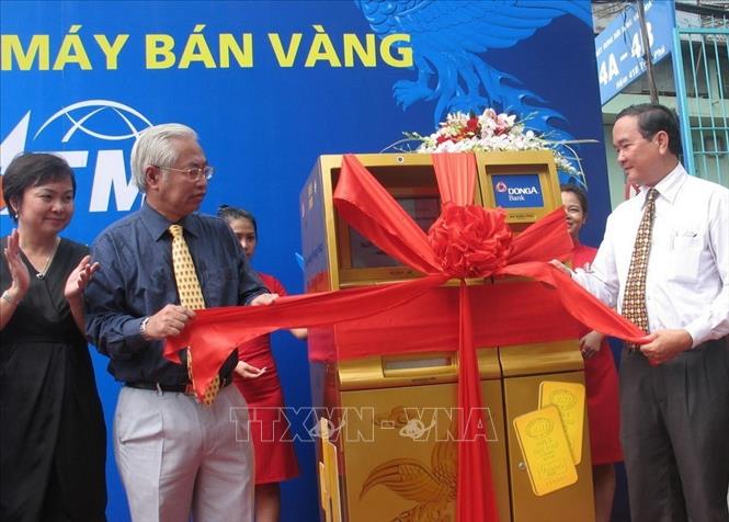 Trong ảnh: Ngân hàng TMCP Đông Á (DongA Bank) ra mắt Máy bán vàng Gold ATM đầu tiên trên thị trường Việt Nam (2010). Ảnh: Hà Huy Hiệp - TTXVN