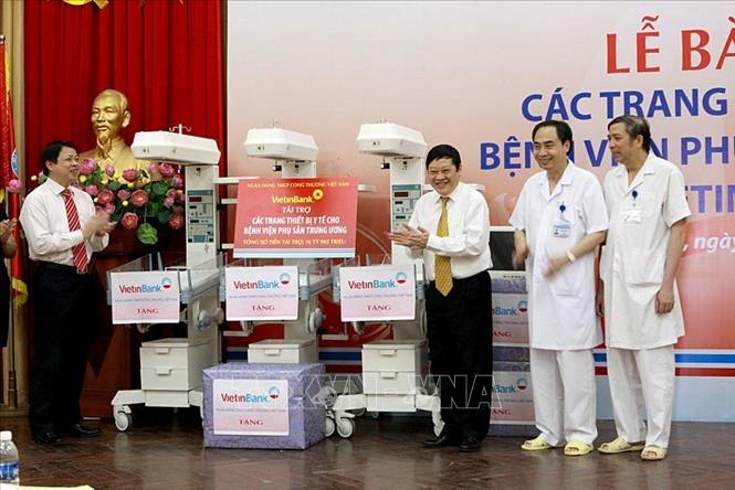 Trong ảnh: PGS.TS Nguyễn Viết Tiến, Thứ trưởng Bộ Y tế - Giám đốc Bệnh viện Phụ sản Trung ương tiếp nhận tài trợ các thiết bị phục vụ ngành y tế của Ngân hàng Vietinbank (2013). Ảnh: Dương Ngọc - TTXVN