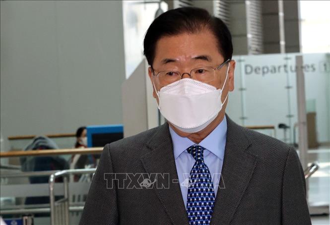Trong ảnh: Ngoại trưởng Hàn Quốc tới sân bay quốc tế Incheon, phía Tây Seoul, trước khi khởi hành sang London, Anh để dự Hội nghị Ngoại trưởng Nhóm các nước công nghiệp phát triển hàng đầu thế giới (G7), ngày 2/5/2021. Ảnh: YONHAP/TTXVN