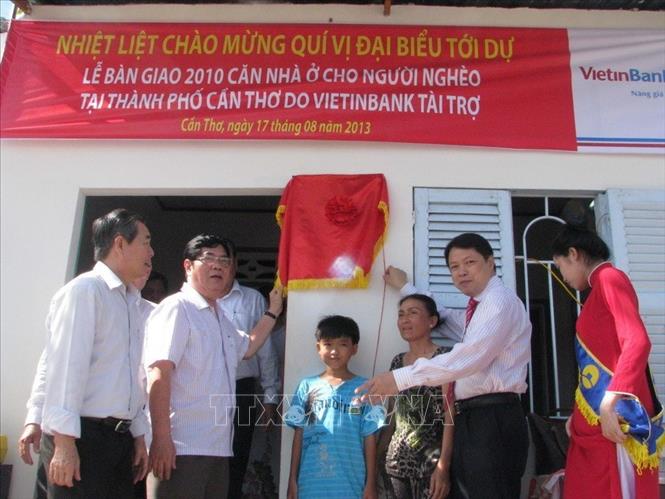 Trong ảnh: Lễ bàn giao nhà ở cho người nghèo tại TP Cần Thơ do Ngân hàng Công Thương Việt Nam (VietinBank) tài trợ. Ảnh: Huỳnh Hải - TTXVN phát