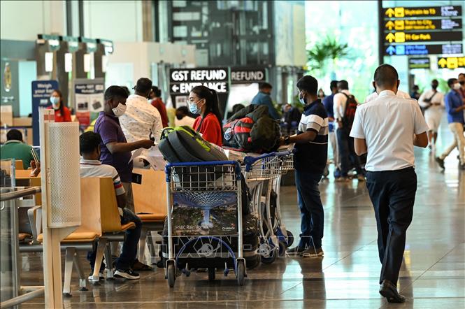 Trong ảnh: Du khách tại sân bay quốc tế Changi, Singapore ngày 15/3/2021. Ảnh: AFP/TTXVN