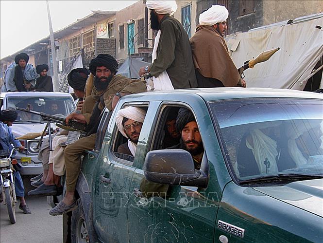 Trong ảnh (tư liệu): Các tay súng Taliban tại huyện Sangin, tỉnh Helmand, Afghanistan ngày 6/4/2009. Ảnh: AFP/TTXVN