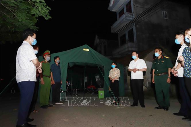 Trong ảnh:  Đoàn công tác của UBND huyện Bình Xuyên kiểm tra các chốt kiểm soát tại thôn Tiền Phong, xã Tân Phong huyện Bình Xuyên. Ảnh: Hoàng Hùng - TTXVN