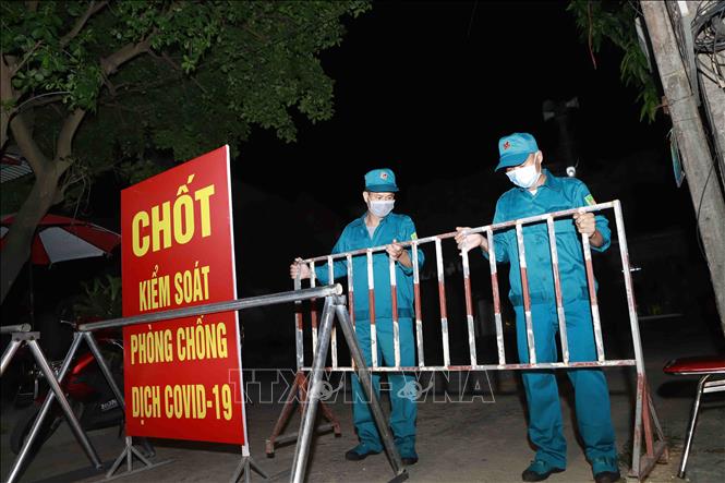 Trong ảnh:  Một chốt kiểm soát cách ly y tế tại thôn Tiền Phong, xã Tân Phong huyện Bình Xuyên, Vĩnh Phúc. Ảnh: Hoàng Hùng - TTXVN