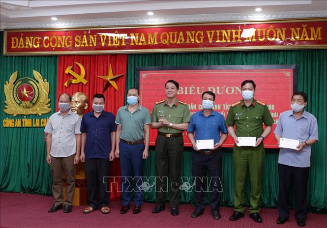 Giám đốc Công an tỉnh Lai Châu, Nguyễn Viết Giang khen thưởng các tập thể phá thành công chuyên án. Ảnh: Quý Trung – TTXVN