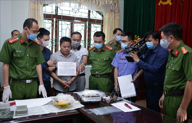 Đối tượng Sùng A Hồ - sinh năm 1991, trú tại bản Lao Tỷ Phùng, xã Nùng Nàng, huyện Tam Đường (Lai Châu) cùng tang vật vụ án. Ảnh: Quý Trung - TTXVN