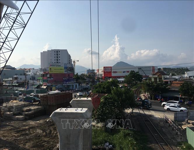 Trong ảnh: Do chưa có khung giá bổ sung cho đền bù, tái định cư nên nhà đầu tư chưa có mặt bằng để tiến hành thi công các hạng mục còn lại. Ảnh: Thanh Vân-TTXVN