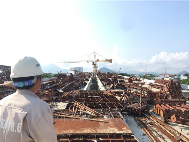 Trong ảnh: Vật liệu được tập kết nhưng do chưa thi công dẫn đến bị hoen rỉ, hư hỏng. Ảnh: Thanh Vân-TTXVN