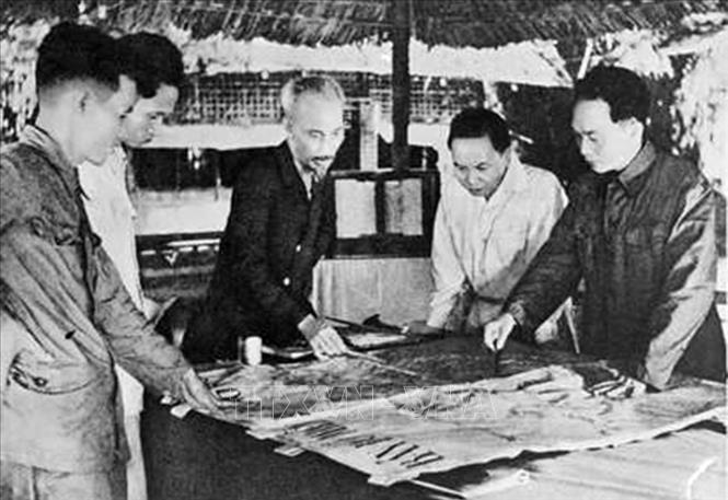 Ngày 6/12/1953, Bộ Chính trị tổ chức cuộc họp để nghe Tổng Quân ủy báo cáo và duyệt lần cuối kế hoạch tác chiến Đông - Xuân 1953 - 1954, đồng thời quyết định mở Chiến dịch Điện Biên phủ với quyết tâm tiêu diệt bằng được tập đoàn cứ điểm này. Ảnh: TTXVN