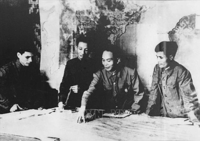 Tổng Quân uỷ, Bộ Tổng Tư lệnh họp bàn kế hoạch tác chiến Đông Xuân 1953-1954. Ảnh: TTXVN