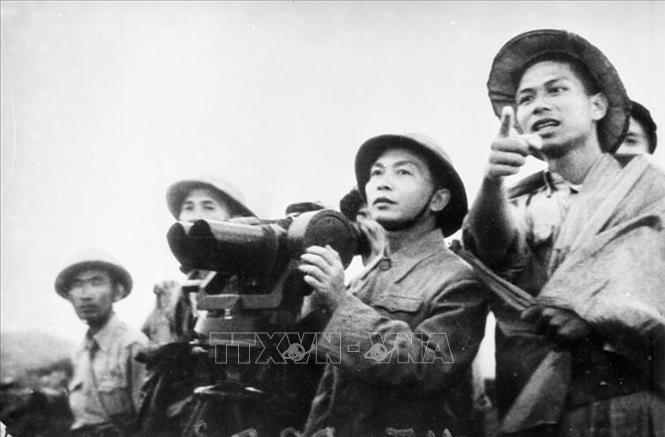 Đại tướng Võ Nguyên Giáp quan sát trận địa lần cuối cùng trước khi phát lệnh nổ súng mở màn chiến dịch Điện Biên Phủ. Ảnh: TTXVN