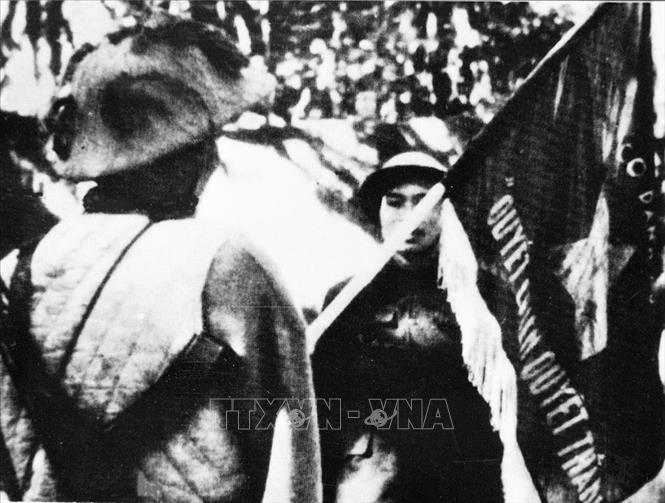 Đại đội trưởng đại đội chủ công của Đại đoàn 312 nhận cờ Quyết Thắng trước khi đánh cứ điểm Him Lam, mở màn chiến dịch Điện Biên Phủ, ngày 13/3/1954. Ảnh: TTXVN