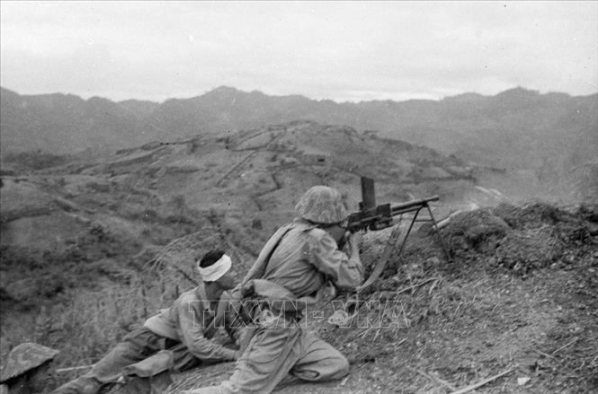 Các chiến sĩ xung kích lợi dụng địa hình, địa vật tiến sát các vị trí của địch trên đồi Him Lam và tiêu diệt địch ở cứ điểm này ngay trong ngày 13/3/1945 - ngày mở đầu chiến dịch Điện Biên Phủ. Ảnh: TTXVN