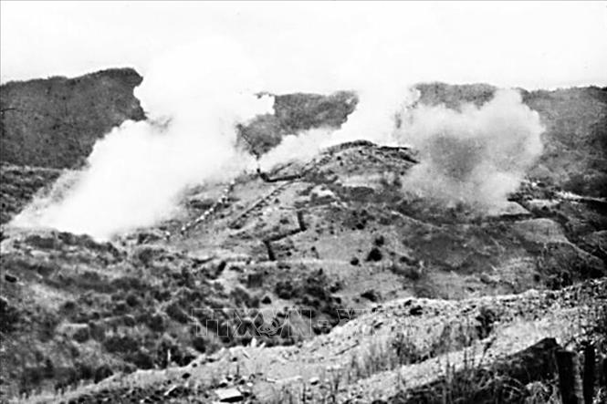 Chiều 13/3/1954, hàng chục khẩu pháo của ta đồng loạt nhả đạn lên các vị trí của Pháp trên đồi Him Lam, mở màn chiến dịch Điện Biên Phủ. Đến 23 giờ 30 phút cùng ngày, toàn bộ Trung tâm đề kháng Him Lam, một trong những cụm cứ điểm mạnh nhất của Pháp nằm ở phía Đông Bắc của tập đoàn cứ điểm bị ta tiêu diệt hoàn toàn. Ảnh: TTXVN