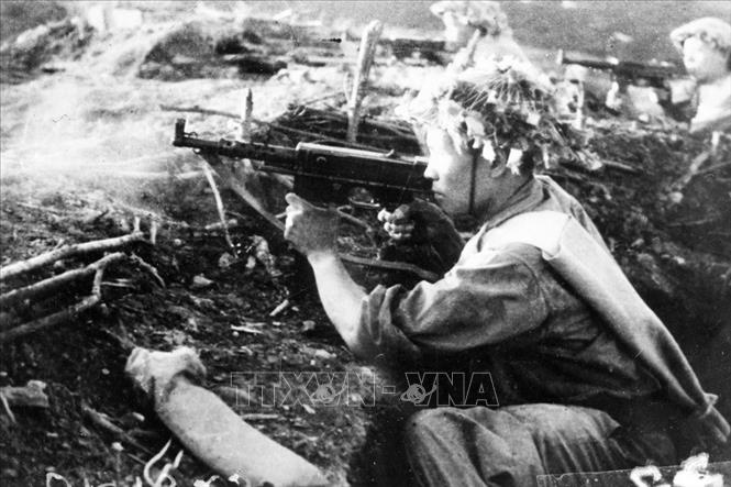 Ngày 31/3/1954, quân ta mở đợt tấn công thứ hai vào Tập đoàn cứ điểm Điện Biên Phủ, nhiệm vụ tập trung vào dãy cao điểm phía Đông, khu sân bay Mường Thanh. Trong ảnh: Cuộc chiến đấu diễn ra ác liệt trên khu vực đồi C. Ảnh: TTXVN