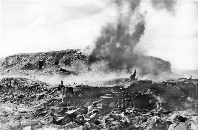 Ngày 6/5/1954, ta mở cuộc tổng công kích vào Điện Biên Phủ. Khối bộc phá với 964 kg thuốc nổ vào lúc 20 giờ 30 phút đã phá tan các lô cốt và hầm ngầm cố thủ của địch trên đồi A1 – vị trí quan trọng ở Điện Biên Phủ. Ảnh: TTXVN