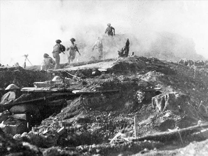 Bộ đội ta tấn công các vị trí xung yếu của địch trên đồi A1, ngày 6/5/1954. Ảnh: TTXVN