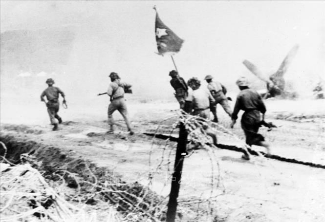 Sáng 22/4/1954, các đơn vị xung kích của ta tấn công sân bay Mường Thanh và đến chiều cùng ngày đã làm chủ sân bay này. Ảnh: TTXVN