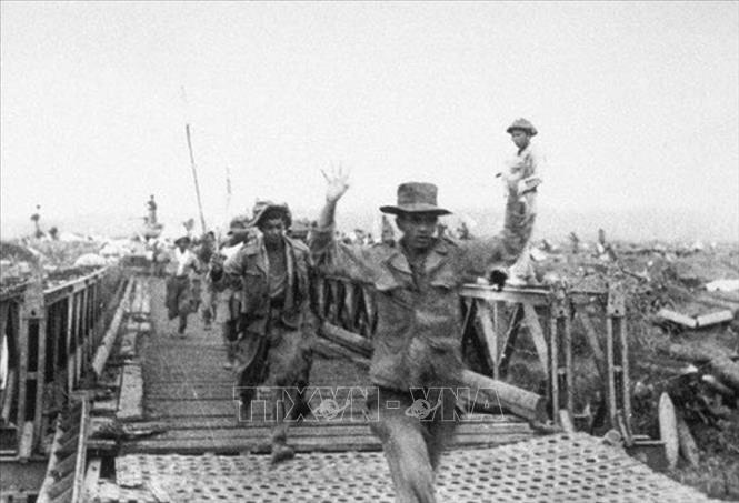 Lính Pháp ở Điện Biên Phủ lũ lượt ra hàng, chiều 7/5/1954. Ảnh: TTXVN 