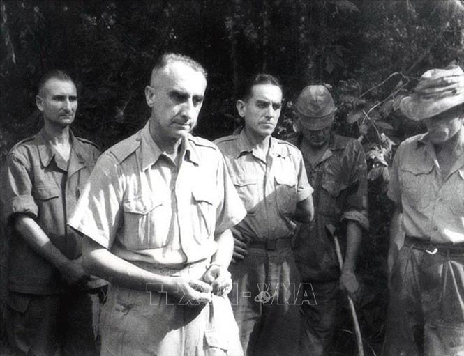 Tướng 1 sao De Castries, chỉ huy tập đoàn cứ điểm Điện Biên Phủ và các sĩ quan cao cấp người Pháp ra đầu hàng quân đội Việt Nam, chiều 7/5/1954. Ảnh: TTXVN