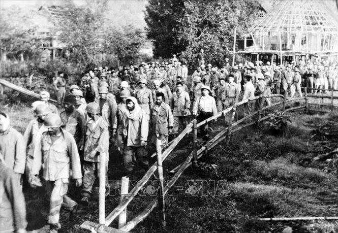 Tù binh Pháp ở Điện Biên Phủ được áp giải về hậu phương. Ảnh: TTXVN