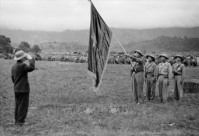 Đại tướng Võ Nguyên Giáp trao lá cờ “Quyết chiến, Quyết thắng” của Chủ tịch Hồ Chí Minh tặng các đơn vị lập công. Thắng lợi của Chiến dịch Điện Biên Phủ đã khẳng định sự trưởng thành vượt bậc của Quân đội nhân dân Việt Nam. Ảnh: TTXVN