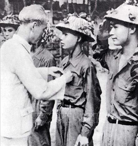 Chủ tịch Hồ Chí Minh thưởng huy hiệu cho các chiến sĩ lập nhiều chiến công trong chiến dịch Điện Biên Phủ. Ảnh: TTXVN